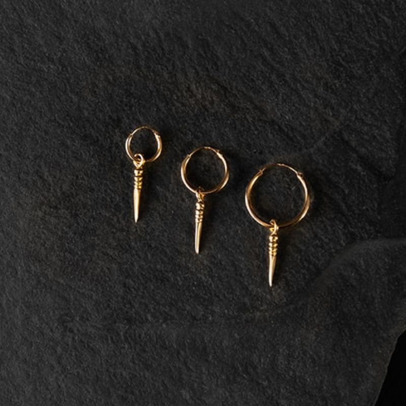 Tiny Phurba | Boucles d'oreilles créoles à breloques - Or - NOIR KĀLA