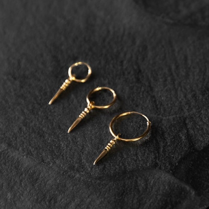 Tiny Phurba | Boucles d'oreilles créoles à breloques - Or - NOIR KĀLA