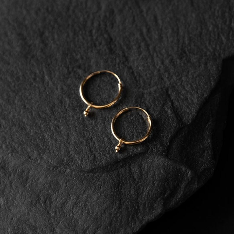 Starseed | Boucles d'oreilles créoles à breloques - Or  - NOIR KĀLA