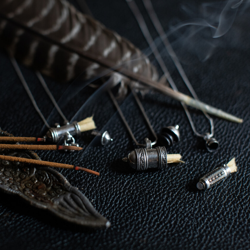 Wind Womxn Amulet | Collier pendentif  - NOIR KĀLA