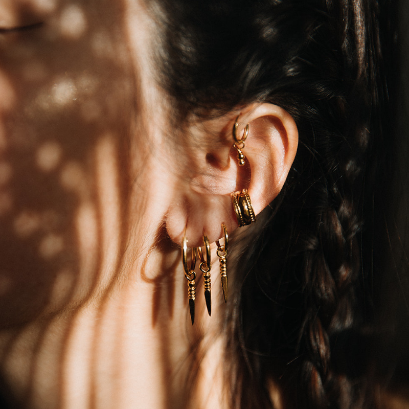 Tiny Phurba | Boucles d'oreilles créoles à breloques - Or - NOIR KĀLA