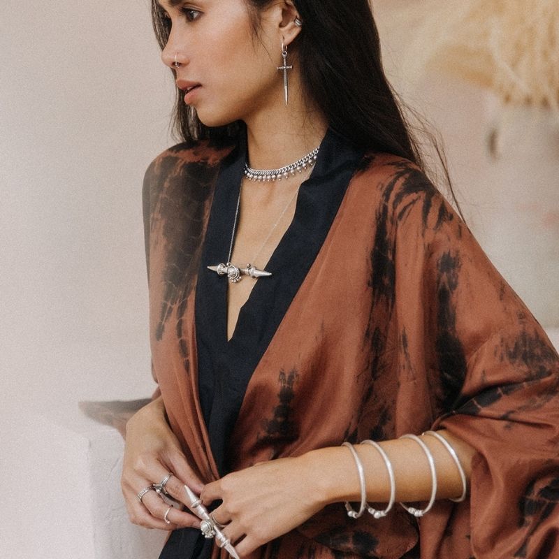 Sacred Sword | Boucles d'oreilles créoles à breloques  - NOIR KĀLA