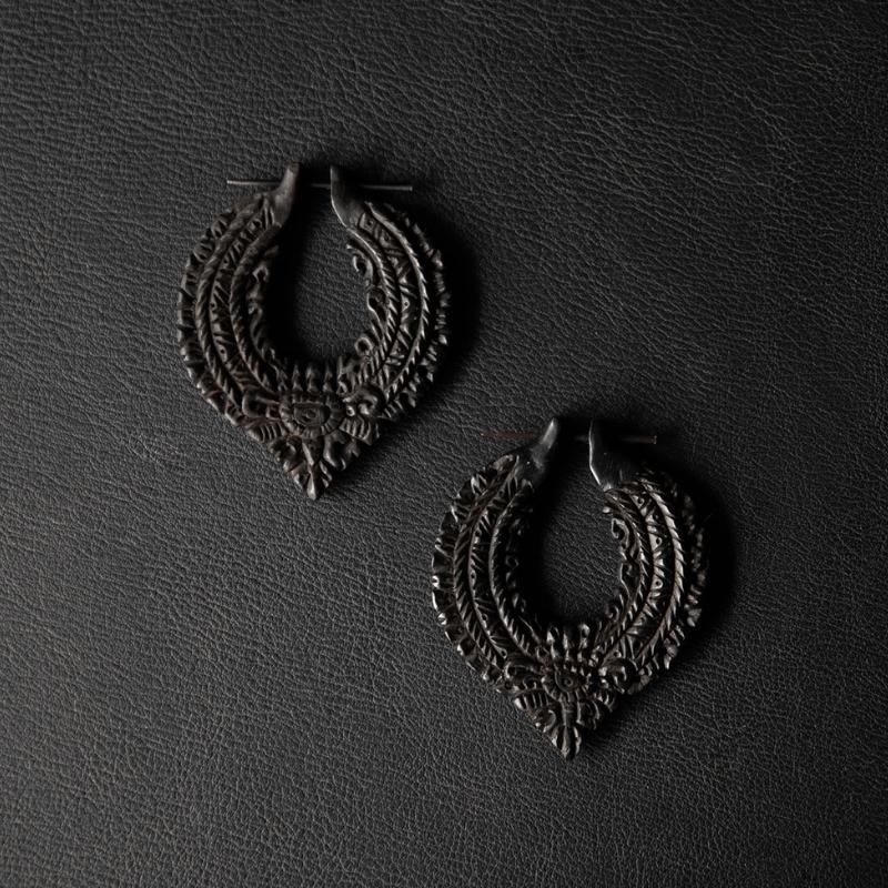 Ava Armor [S] | Boucles d&#39;oreilles créoles en bois noir
