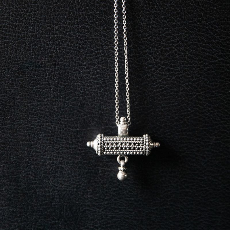 Prayer Amulet | Collier Pendentif